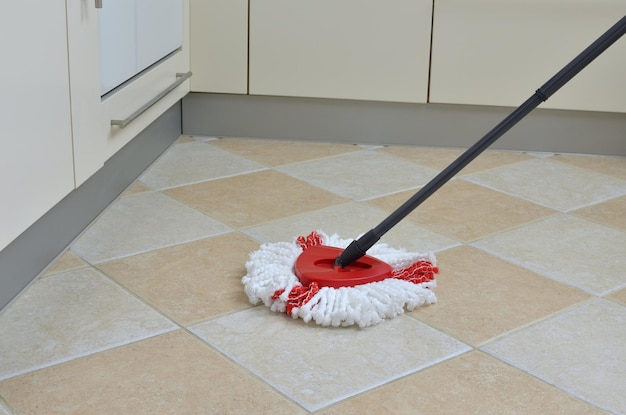 Foto un trapo en el suelo de la cocina durante un trabajo doméstico