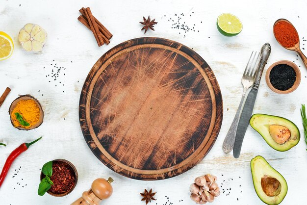 El trasfondo de la cocina. Sobre un fondo de madera blanca. Vista superior. Espacio libre para su texto.