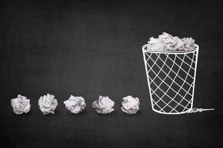 Foto trash mit papierkugeln
