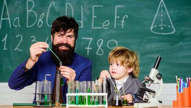 Trastorno por déficit de atención con hiperactividad Profesor niño tubos de ensayo Lección escolar Experimento químico Dificultad para concentrarse y completar las tareas escolares Síntomas de TDAH en la escuela La perseverancia vale la pena