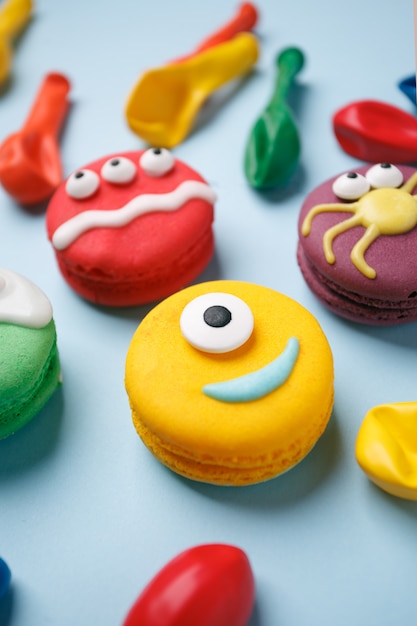 Trata infantil engraçado para o halloween: variações de macaroon, decorado sob a forma de diferentes monstros, fantasmas.