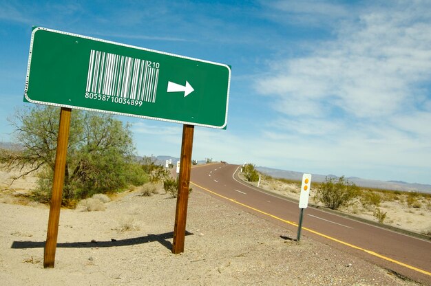 Foto se trata de una señal de carretera verde con código de barras.