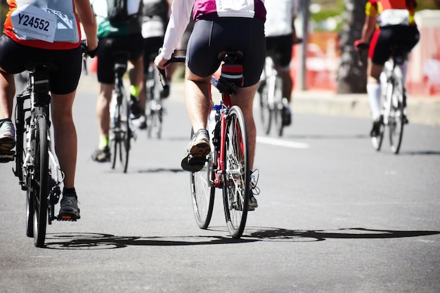 Se trata del viaje Un grupo de ciclistas en la carretera durante un recorrido en bicicleta