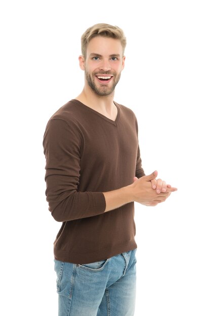 Tratamento de barba e cuidados com os cabelos no cabeleireiro. Homem bonito bem preparado. estilos de roupas masculinas. homem feliz tem um penteado na moda. Cara usa roupa casual. cara barbudo confiante.