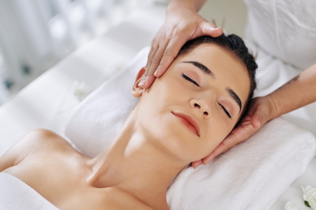 Tratamento de beleza com massagem facial.