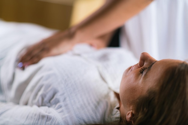 Tratamento de cura de Reiki com mulher