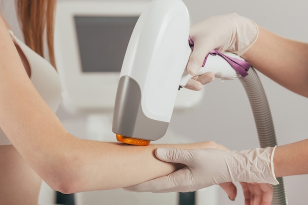 Tratamento de depilação a laser em clínica de beleza cosmética
