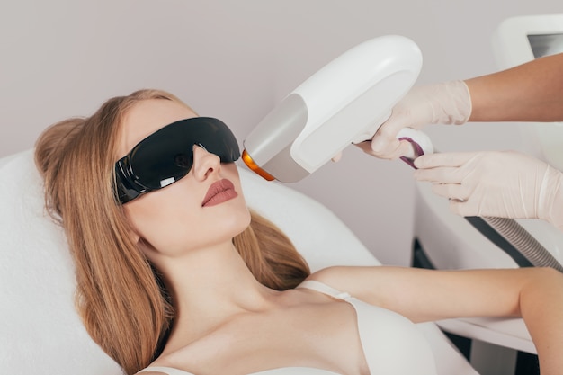 Tratamento de depilação a laser em clínica de beleza cosmética