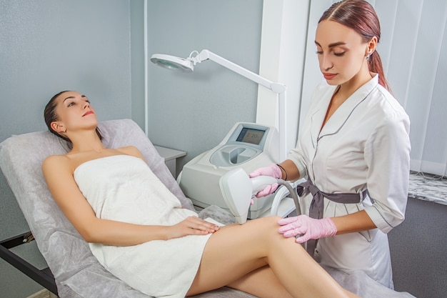 Tratamento de depilação na clínica de beleza cosmética. cuidados com a pele a laser.