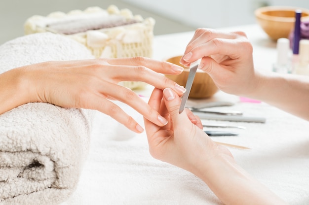 Tratamento de manicure no salão de beleza