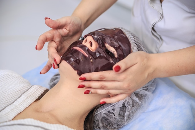 Tratamento de máscara de chocolate em salão de spa