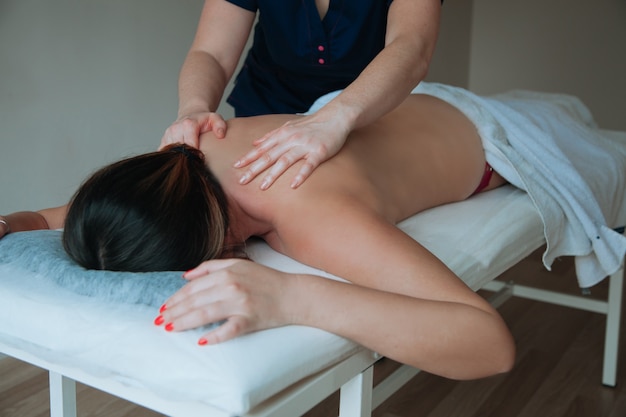 Tratamento de spa. Conceito de cuidados de saúde Massoterapeuta fazendo massagem