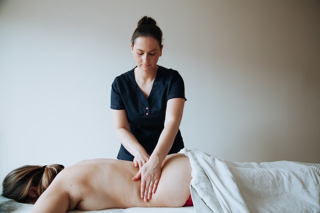 Tratamento de spa Conceito de cuidados de saúde Massoterapeuta fazendo massagem