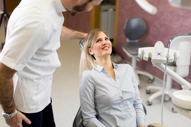 Tratamento odontológico no consultório odontológico