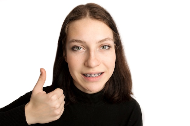 Tratamento ortodôntico. Conceito de atendimento odontológico. Adolescente sorridente com aparelho. Close de aparelhos de metal nos dentes. Foto de alta qualidade