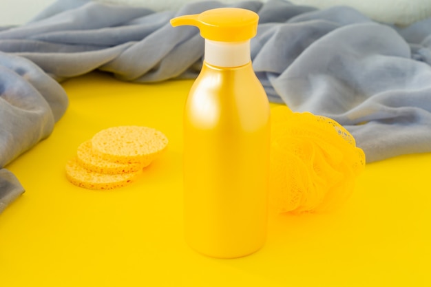 Tratamento spa e conceito de cuidado corporal nas cores do ano 2021 - Amarelo iluminante e cinza definitivo.