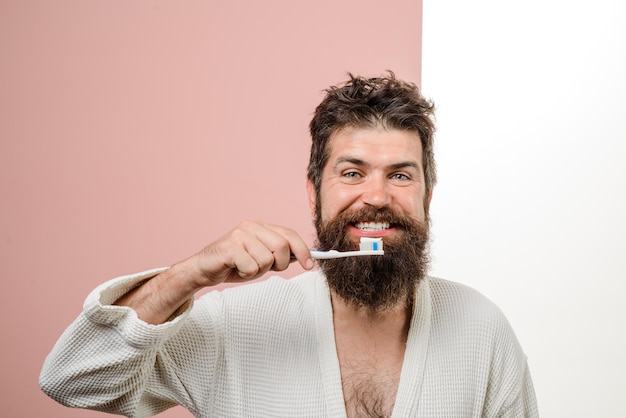 Foto tratamentos matinais rotina matinal sorrindo barbudo escovando os dentes escova de dente pasta de dente saúde