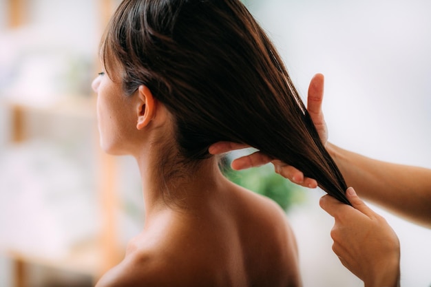 Foto tratamiento con aceite esencial ayurvédico para el cabello saludable