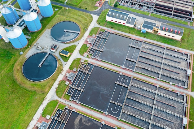 Tratamiento de agua de río urbano, filtración y purificación de agua, vista superior de la planta de tratamiento