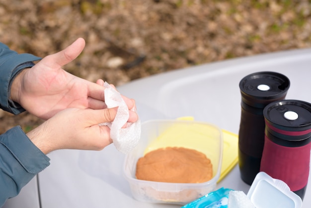 Tratamiento antibacteriano de manos antes de comer en la naturaleza.