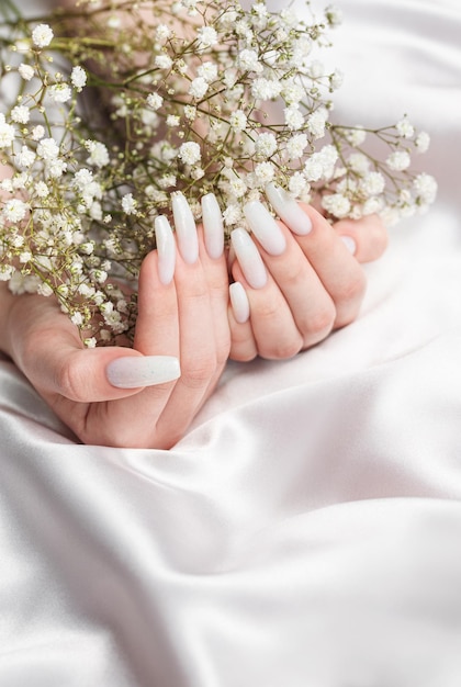 Foto tratamiento de belleza buenas uñas de mujer manicuradas