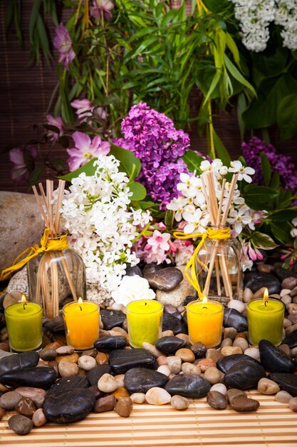 Tratamiento de belleza spa de aromaterapia y fondo de bienestar con flores de piedra de masaje velas ardientes concepto de spa