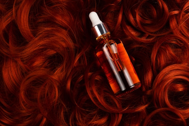 Tratamiento de cabello con aceite para mujer con cabello rojo Salón de belleza Spa Cuidado del cabello en un moderno salón de spa