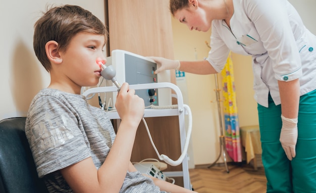 Tratamiento y calentamiento de la nariz de un niño. Pediatría moderna.