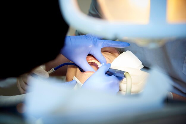 Foto tratamiento dental en un primer plano de la clínica dental.