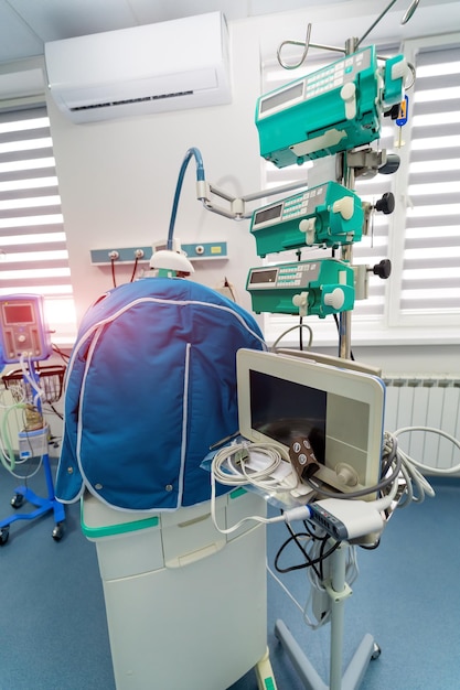 Tratamiento de emergencia de salud infantil Sala de emergencia de recién nacidos en el hospital Equipo especial Vista vertical