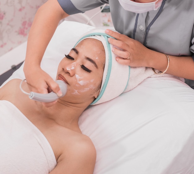 Tratamiento facial con máquina de estiramiento de la piel con RF