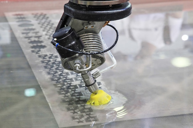 Foto tratamiento hidroabrasivo corte metalmecánico con chorro de agua