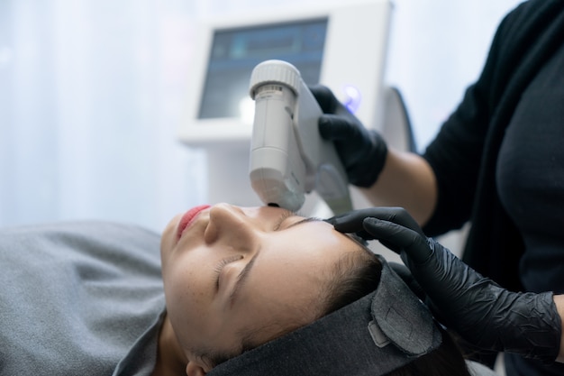 Tratamiento HIFU en rostro femenino. Ultrasonido enfocado de alta intensidad. Tratamiento antienvejecimiento y concepto de cirugía plástica.