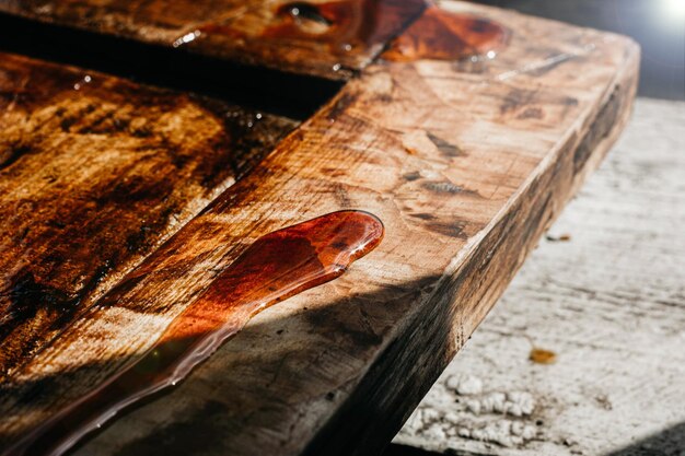 tratamiento de la madera con barniz epoxi restauración de muebles antiguos