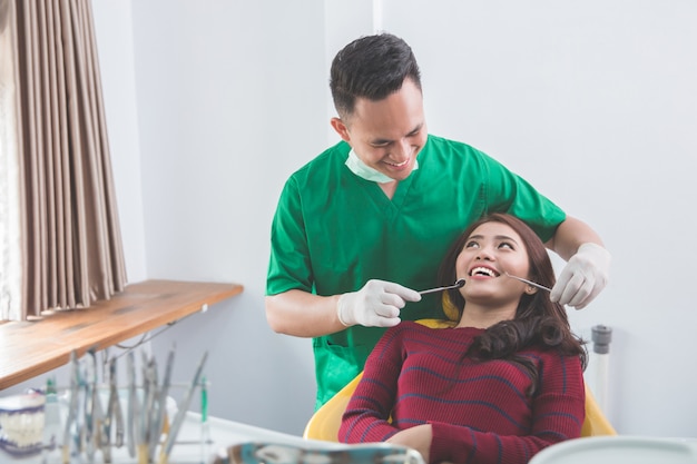 Tratamiento médico en el consultorio del dentista.