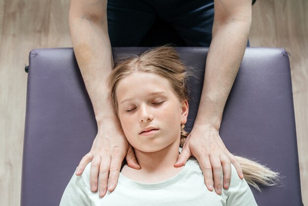 Tratamiento osteopático de una paciente con una técnica manual suave CST, alivio de la tensión del sistema nervioso central