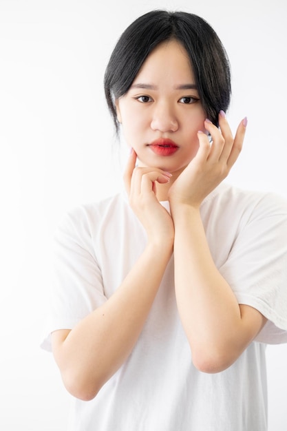 Tratamiento de la piel mujer asiática cuidado de la belleza procedimiento de elevación bonita dama japonesa camiseta blanca posando es