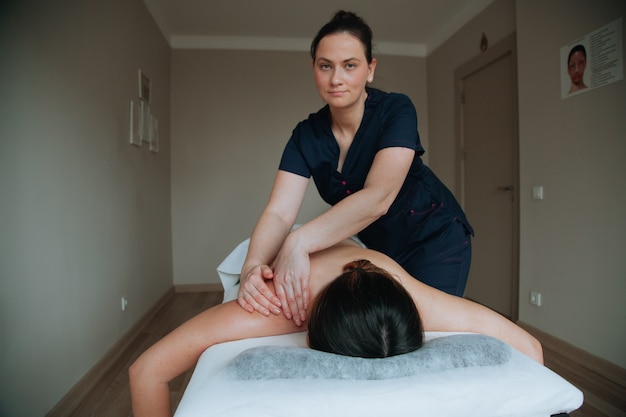 Tratamiento de spa. Concepto de salud terapeuta de masaje haciendo masaje