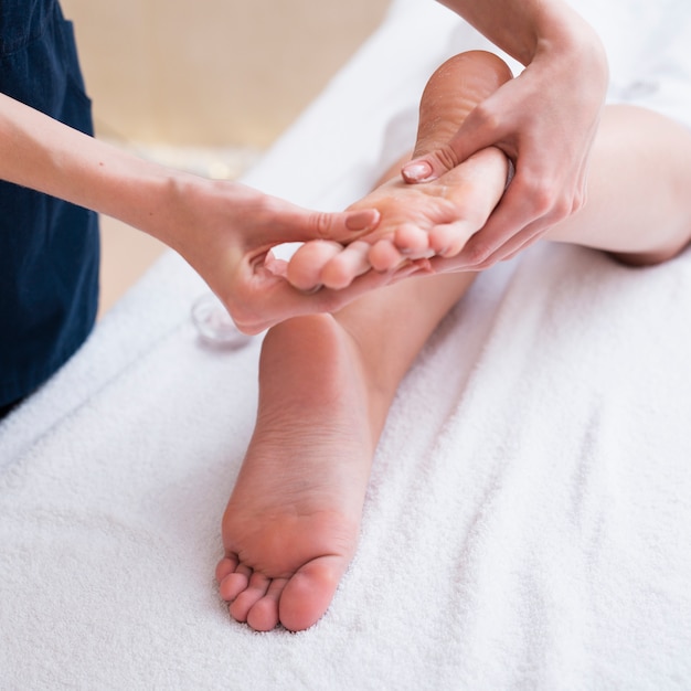 Foto tratamiento de spa con masaje de pies