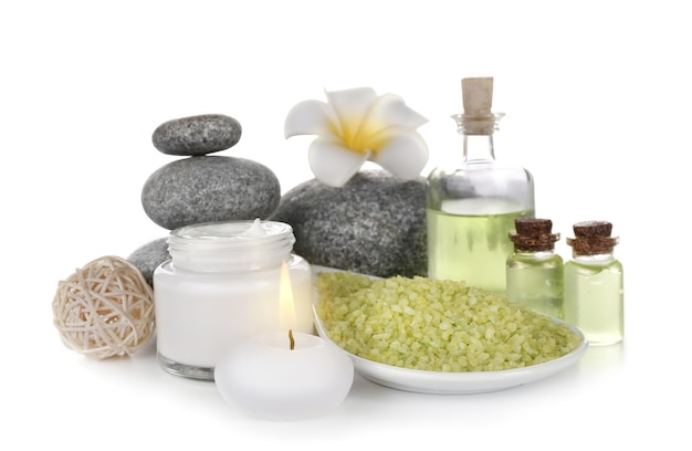 Tratamiento de spa con piedras y sal marina aislado en blanco