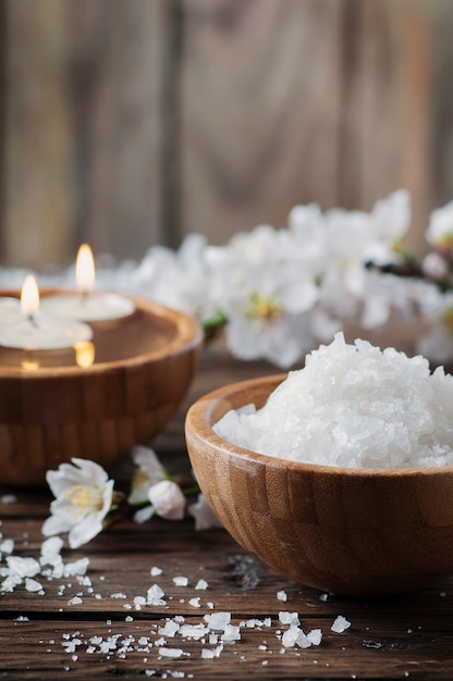 Foto tratamiento spa con sal, almendras y velas.