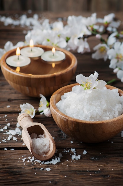 Foto tratamiento spa con sal, almendras y velas.