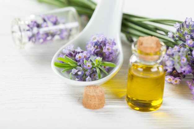 Tratamientos de bienestar con flores de lavanda en mesa de madera