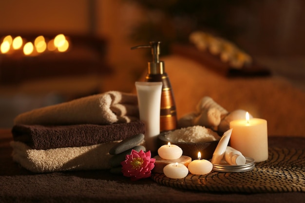 Tratamientos naturales y velas encendidas en el salón de spa