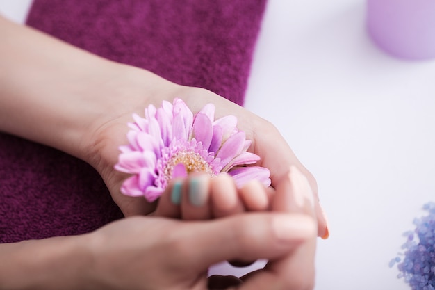 Tratamientos de spa de uñas y manos.