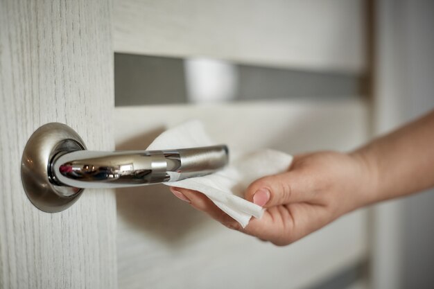 Tratar la superficie de la manija de la puerta con un paño antibacteriano para eliminar el patógeno del virus.