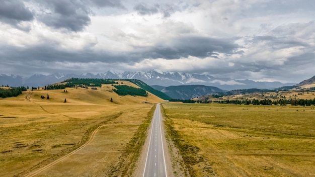Trato Chuisky A estrada mais bonita da Rússia Vista incrível e lindo céu Montanhas Altai