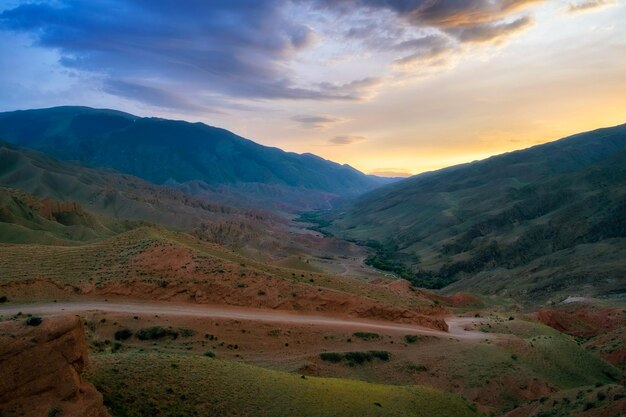 Foto trato panorâmico zhaman uy nas montanhas do cazaquistão no planalto de assy restos de barro fantásticos de cor vermelha na noite de verão