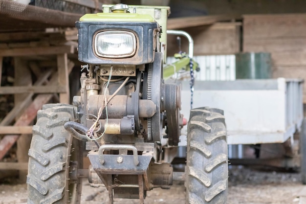 Trator a diesel pesado típico com reboque equipamento de transporte agrícola do campo