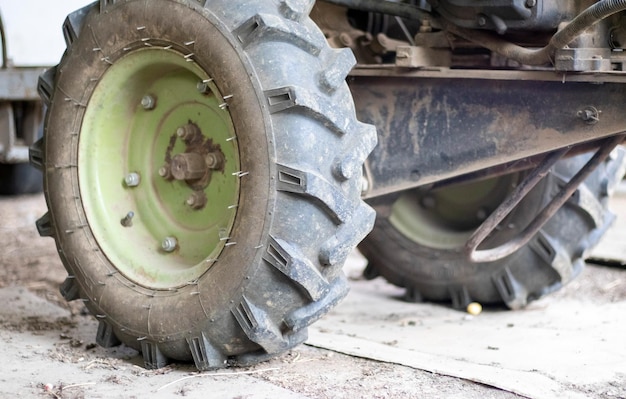 Trator a diesel pesado típico com reboque Equipamento de transporte agrícola do campo